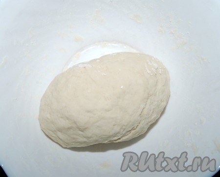 Мешать тесто для вареников руками. В случае необходимости можно добавить муки. Главное, чтобы тесто для вареников оставалось мягким и не липнущим к рукам. Готовое тесто накрыть полотенцем и отставить в сторонку, пока готовится начинка из творога.
