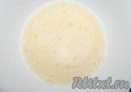 С помощью вилки или венчика взбивать до состояния пены.
