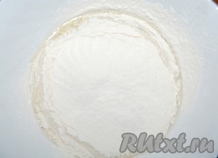 Муку просеять и добавить в миску с водой и яйцом. 