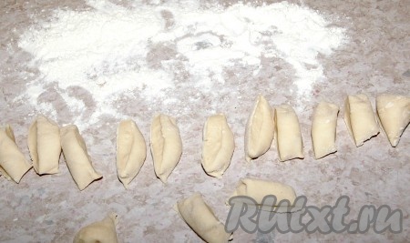 Каждую часть (по очереди) раскатать колбаской и разрезать на порции. Сначала делаем колбаску из одной части теста, лепим из нее вареники, отправляем партию готовых вареников под полотенце и занимаемся следующей частью теста, а потом обрабатываем таким же образом третью часть теста.
