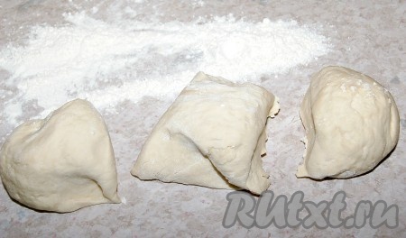 Достать тесто и разделить его на три равные части.