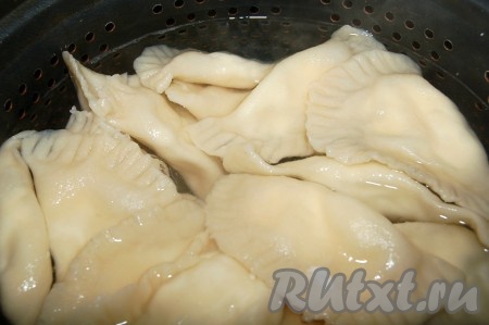 Для варки вареников нужно взять кастрюлю с достаточно большим объемом, чтобы вареники с творогом свободно в ней размещались при варке и не мешали друг другу. Налить в кастрюлю&nbsp; воду, довести ее до кипения, обязательно немного посолить, и когда вода будет кипеть, по одному опускать&nbsp; вареники. Снова довести до кипения,&nbsp; дождаться, когда всплывут все вареники с творогом, уменьшить огонек и варить 7 минут после их всплытия. Можно прикрыть кастрюлю немного крышкой, тогда вареники станут пухлее.
