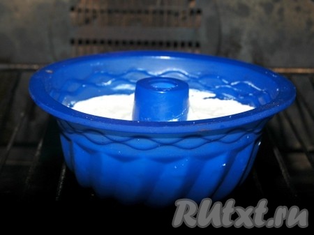 Отправить творожную запеканку для детей в заранее нагретую до 180 градусов духовку примерно на 25 минут.
