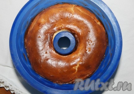 Как будет запеканка готова, вытащить ее из духовки.