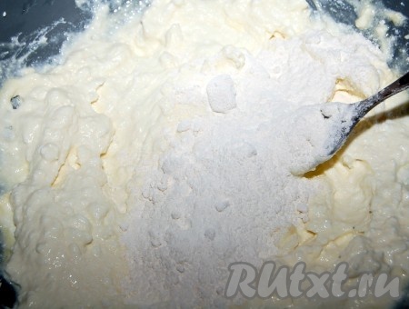 Добавить муку, сахар, соль и ванильный сахар (если используете).