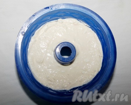 Взбить полученную творожную массу и переложить ее в форму, в которой будете печь запеканку.
