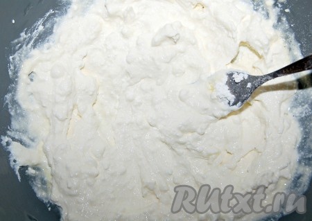 Растереть творожную массу с желтками до гладкого состояния.