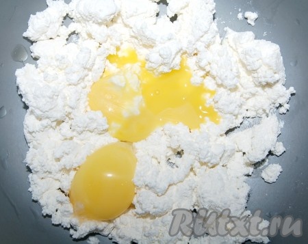 Добавить желтки.