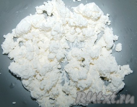 Творог выложить в блюдо и растереть вилкой до мягкого и пластичного состояния.