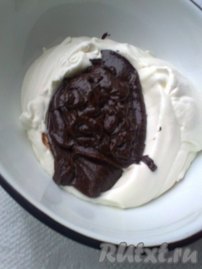 Затем соединить 1/3 всех взбитых сливок с шоколадной массой, аккуратно перемешивая.