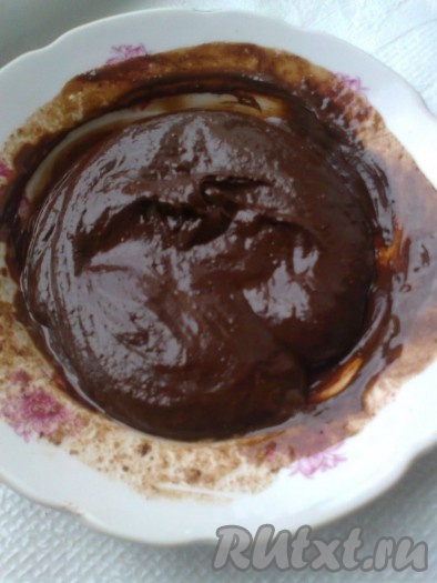 Готовим шоколадный мусс из чёрного шоколада.

Шоколад чёрный разломать на кусочки и нагреть со сливочным маслом при постоянном помешивании на маленьком огне до полного расплавления шоколада и масла, снять с огня (или в микроволновке). Сразу добавить 1/3 от всего набухшего желатина и размешать до полного расплавления желатина. Оставить немного остыть.