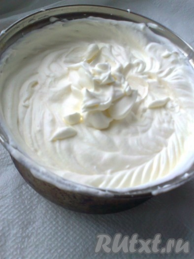Охлаждённые сливки (600 грамм) взбить миксером до «крепких пиков». Разделить взбитую массу на 3 равные части (по 200 грамм на каждый вид мусса), поставить в холодильник.
