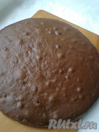 Готовый бисквит остудить до комнатной температуры, затем достать из формы.