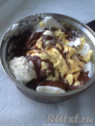 Муку просеять, соединить с разрыхлителем и ванильным сахаром. Соединить шоколадную массу, масляную массу, взбитые белки и муку, аккуратно перемешивая вручную.
