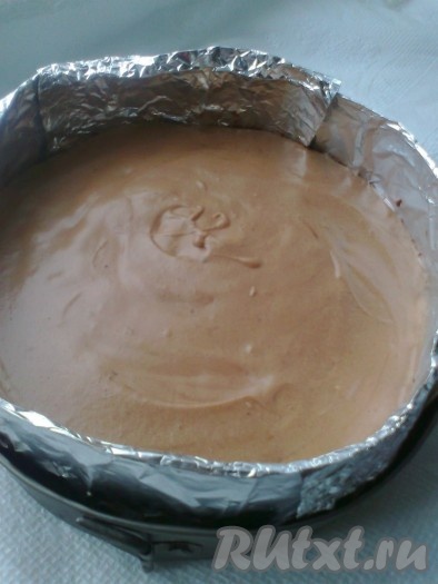 Таким же образом готовим мусс из молочного шоколада и выкладываем его поверх чёрного мусса, ставим в холодильник.
