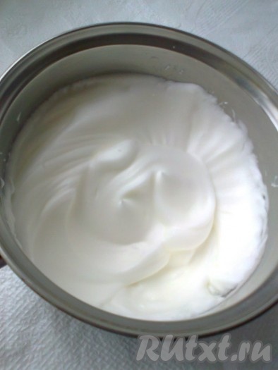 Отдельно взбить миксером белки с 130 граммами сахар до устойчивых пиков (взбивать минут 5). Перед взбиванием сухую посуду для взбивания и белки обязательно поставьте на 10-20 минут в холодильник, чтобы белки хорошо взбились.

