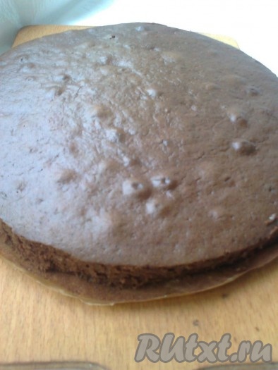 Подрезать по окружности так, чтобы, после того как вы снова поместите его в форму, был зазор между стенками формы и бисквитом.