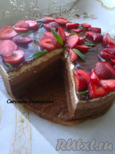 Снова ставим торт "Три шоколада" в морозилку на 30 минут или в холодильник на час, чтобы глазурь схватилась. Торт готов! Удаляем форму и плёнку. Торт можно не снимать с основы формы, прямо с ней выложить на блюдо. Украшаем торт и можно угощать гостей.