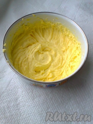 Приготовим шоколадный бисквит.

Масло сливочное комнатной температуры взбить миксером с 30 граммами сахара, желтками и солью до однородной массы.