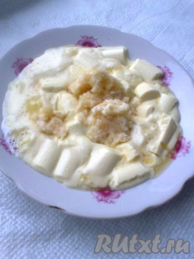 Последним готовим мусс из белого шоколада и выкладываем на мусс из молочного шоколада, оставляем в морозилке.