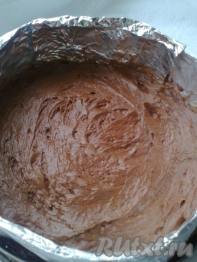 Форму изнутри прокладываем прозрачной плотной плёнкой (я вырезала бортики из коробки от конфет и обмотала фольгой от шоколадок) - выше бортиков формы не менее чем на 5-7 см.

Выкладываем на бисквит сверху и в зазор между бисквитом и формой - чёрный шоколадный мусс, разравниваем и ставим в морозилку, пока готовим следующий мусс.