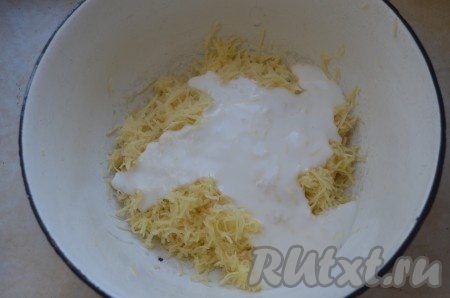 Добавить кефир.