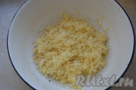 Картофель очистить, натереть на мелкой терке, отжать.