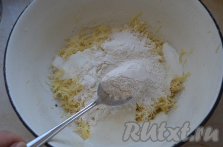 Затем добавить муку, перемешать.