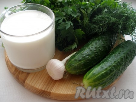 Подготовить продукты для приготовления смузи из огурцов и кефира.