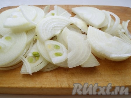Репчатый лук нарезать крупными полукольцами.