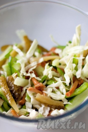 Капусту, огурцы и перец нарежьте соломкой (брусочками). Добавьте к овощам грибы (опята обычно маленькие, их можно не резать).