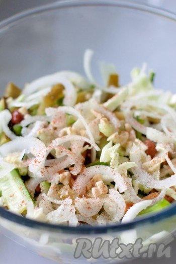 Лук нарежьте полукольцами, чеснок мелко порубите. Выложите в салатник к овощам и грибам, поперчите по вкусу и добавьте сахар. Добавьте лимонный сок и разогретое в ковшике растительное масло. Масло лейте тонкой струйкой стараясь полностью облить лук с чесноком.