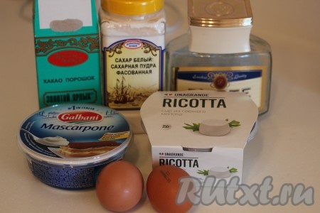 Смешиваем яйца, сахарную пудру, рикотту и маскарпоне на маленькой скорости. Я вначале взбиваю венчиком яйца с сахарной пудрой, а потом аккуратно добавляю к ним рикотту и маскарпоне. Рикотту лучше вначале процедить. Если Вы любите менее плотную и более нежную текстуру начинки, то тогда лучше отдельно взбить белки и ввести их в сырную массу. Я делала двумя способами. Получается одинаково вкусно.