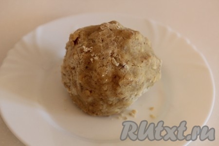 Замешиваем тесто и скатываем его в шар. Многие рекомендуют на полчаса - час помещать тесто в холодильник, но я этого не делаю.
