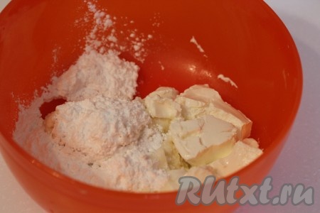 Смешиваем яйца, сахарную пудру, рикотту и маскарпоне на маленькой скорости. Я вначале взбиваю венчиком яйца с сахарной пудрой, а потом аккуратно добавляю к ним рикотту и маскарпоне. Рикотту лучше вначале процедить. Если Вы любите менее плотную и более нежную текстуру начинки, то тогда лучше отдельно взбить белки и ввести их в сырную массу. Я делала двумя способами. Получается одинаково вкусно.