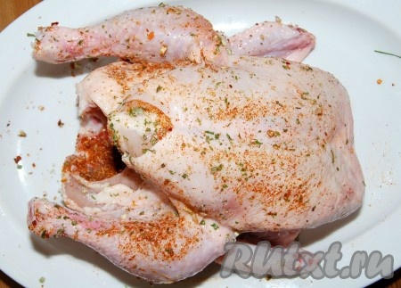 Затем посыпать солью, перцем и другими специями со всех сторон.