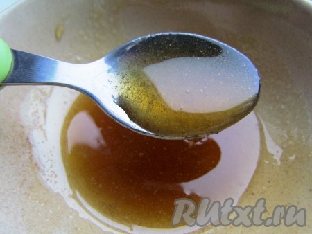 Мёд лучше взять жидкий, если же у вас мёд засахарился, тогда растопите его на водяной бане. В небольшой ёмкости смешайте мёд с корицей.