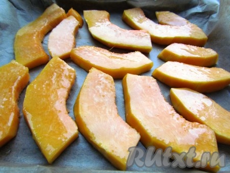 Противень застелите пергаментом, выложите тыкву и запекайте в духовке до мягкости (около 15 минут) при температуре 190 градусов. Продолжительность запекания зависит от сорта тыквы.