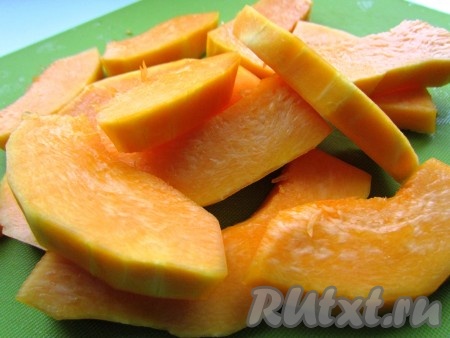 Тыкву очистите от семян и кожуры. 300 грамм очищенной тыквы нарежьте на пластины толщиной 0,5 сантиметров.