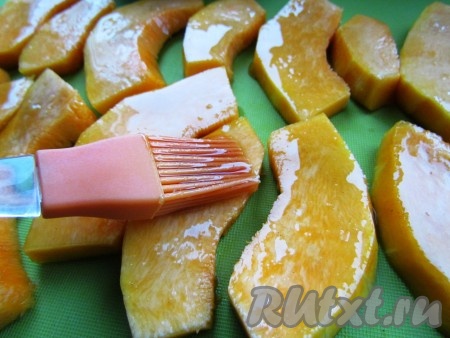 Каждый кусочек тыквы смажьте медом, смешанным с корицей. 