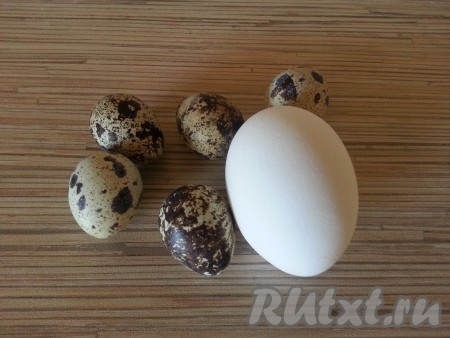 Очистим сваренные вкрутую яйца от скорлупы. Куриное яйцо разделим пополам.
