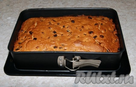 Отправить форму в заранее нагретую до 180 градусов духовку и выпекать кекс с курагой и изюмом, примерно, 40 минут.&nbsp;Проверить готовность с помощью зубочистки (при прокалывании готового кекса на зубочистке не будет следов теста). Вынуть готовый кекс из духовки.