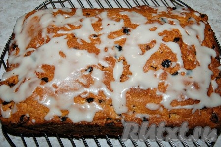 Смазать получившейся глазурью поверхность остывшего кекса.
