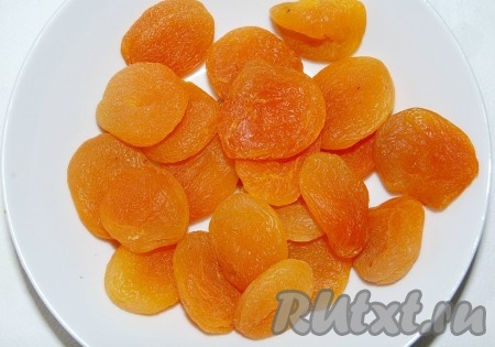 Курагу промыть и обсушить, выложив её на полотенце.