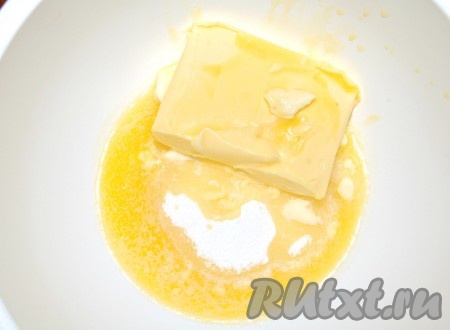 Для приготовления теста сливочное масло растопить до мягкого состояния. Очень удобно это делать в микроволновке, отправив туда масло на 1 минуту.