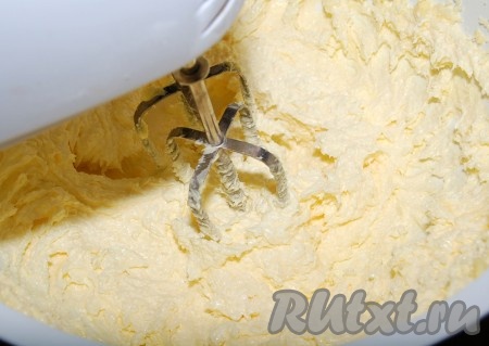 Взбивать масло с сахаром миксером до пышного состояния.