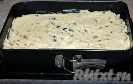 Форму смазать сливочным (или растительным) маслом и выложить в неё получившееся тесто.