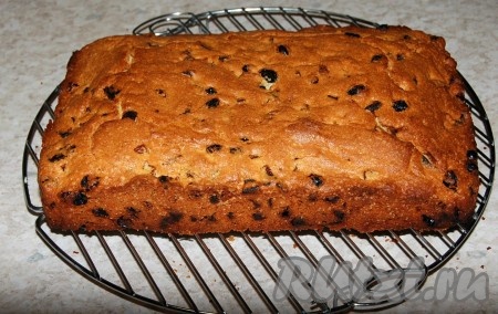 Выложить кекс на решётку и дать ему остыть.