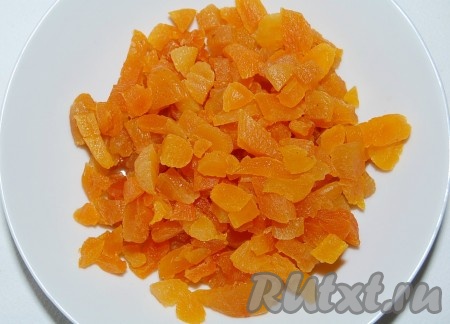 Курагу нарезать на небольшие кусочки.