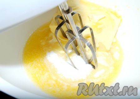 Размягчённое масло переложить в миску, в которой удобно будет взбивать тесто миксером. К маслу всыпать сахар и начать взбивать миксером.